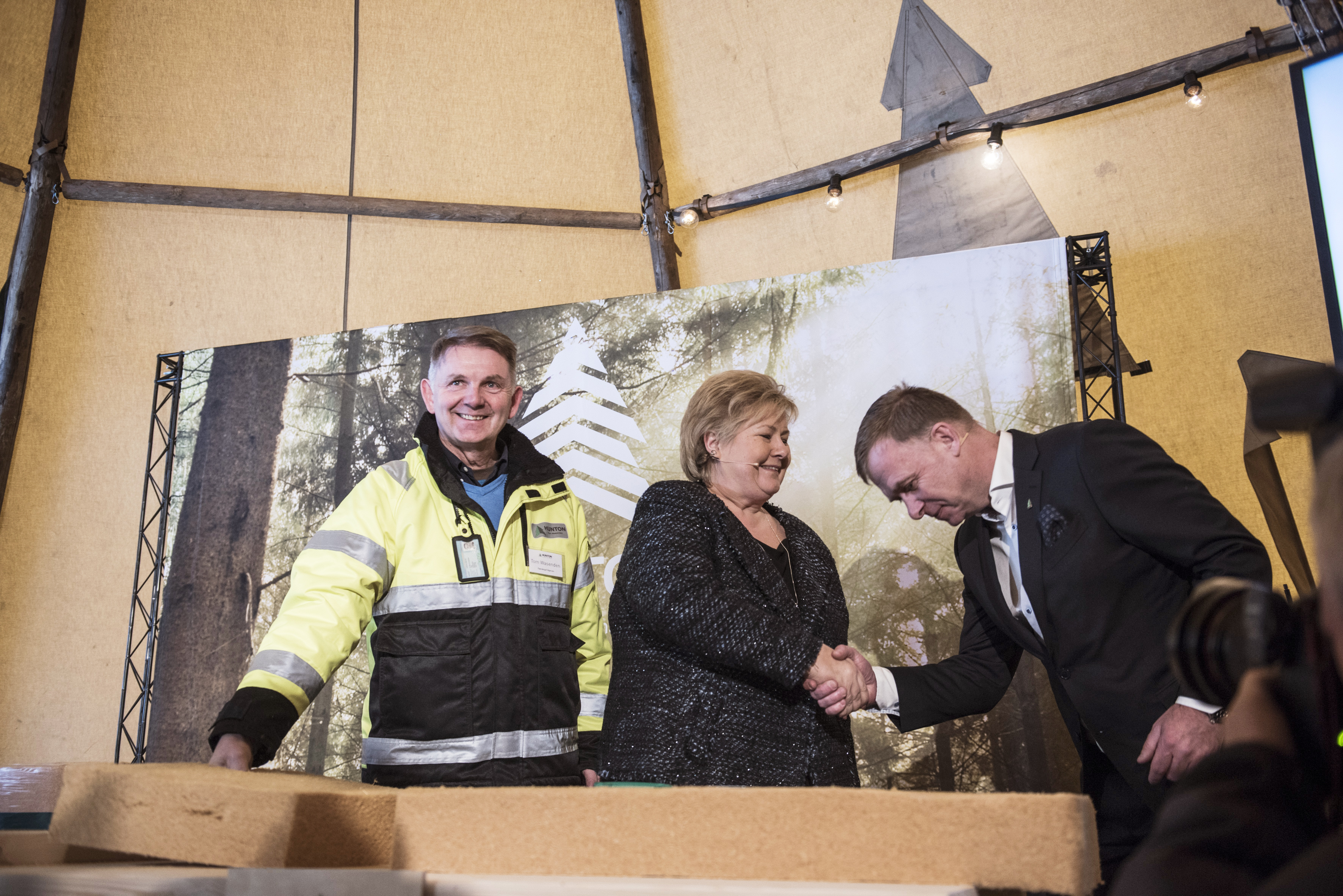 Hunton - Statsministeren åpnet ny norsk fabrikk for trefiberisolasjon