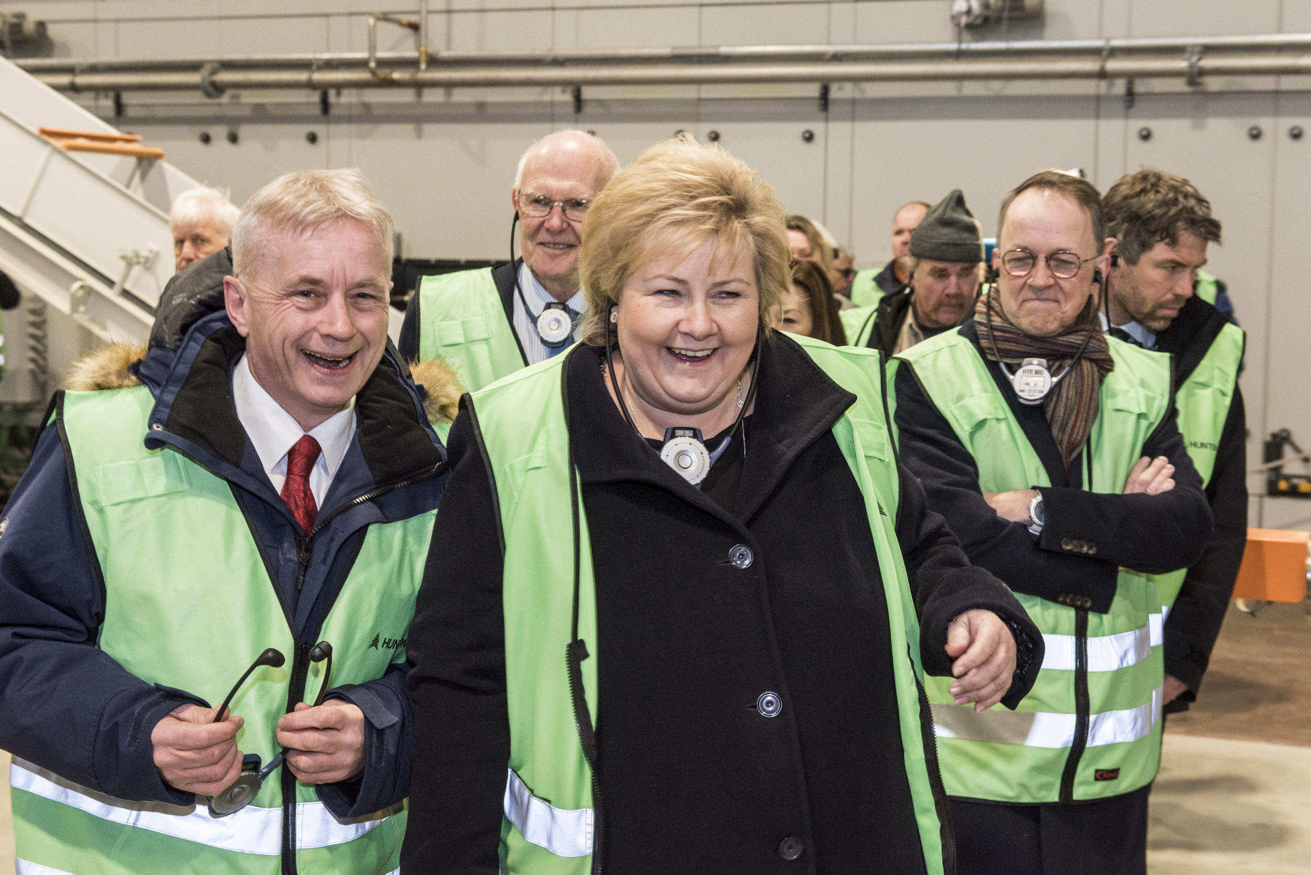 Fylkesmann Knut Storberget og statsminister Erna Solberg på Huntons fabrikkåpning