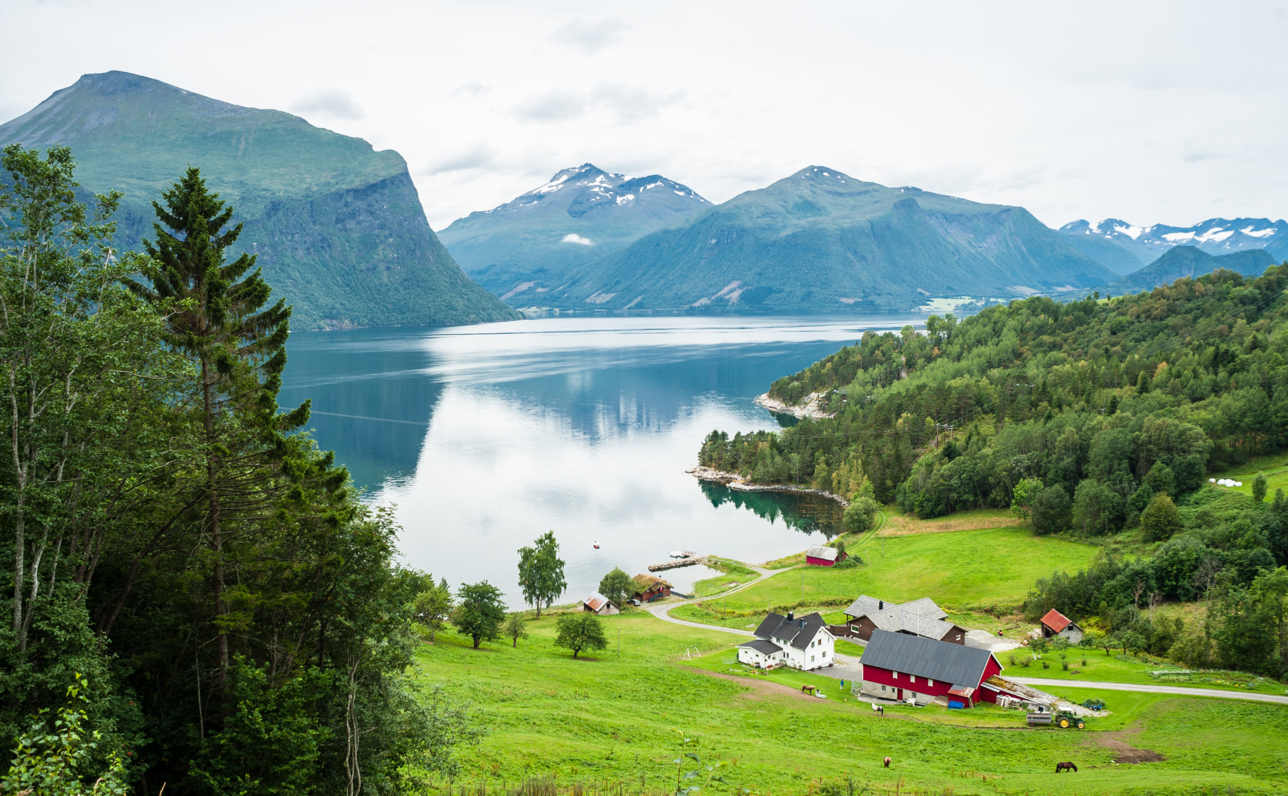 Gård som ligger ved vannet