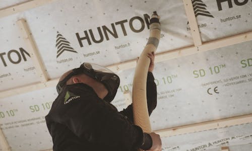 Blåseisolering med trefiber slår tradisjonell håndisolering på tid og kostnad