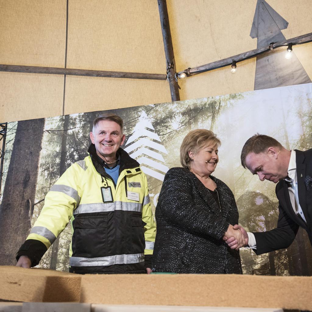 Norges statsminister åbnede ny norsk fabrik til produktion af træfiberisolering