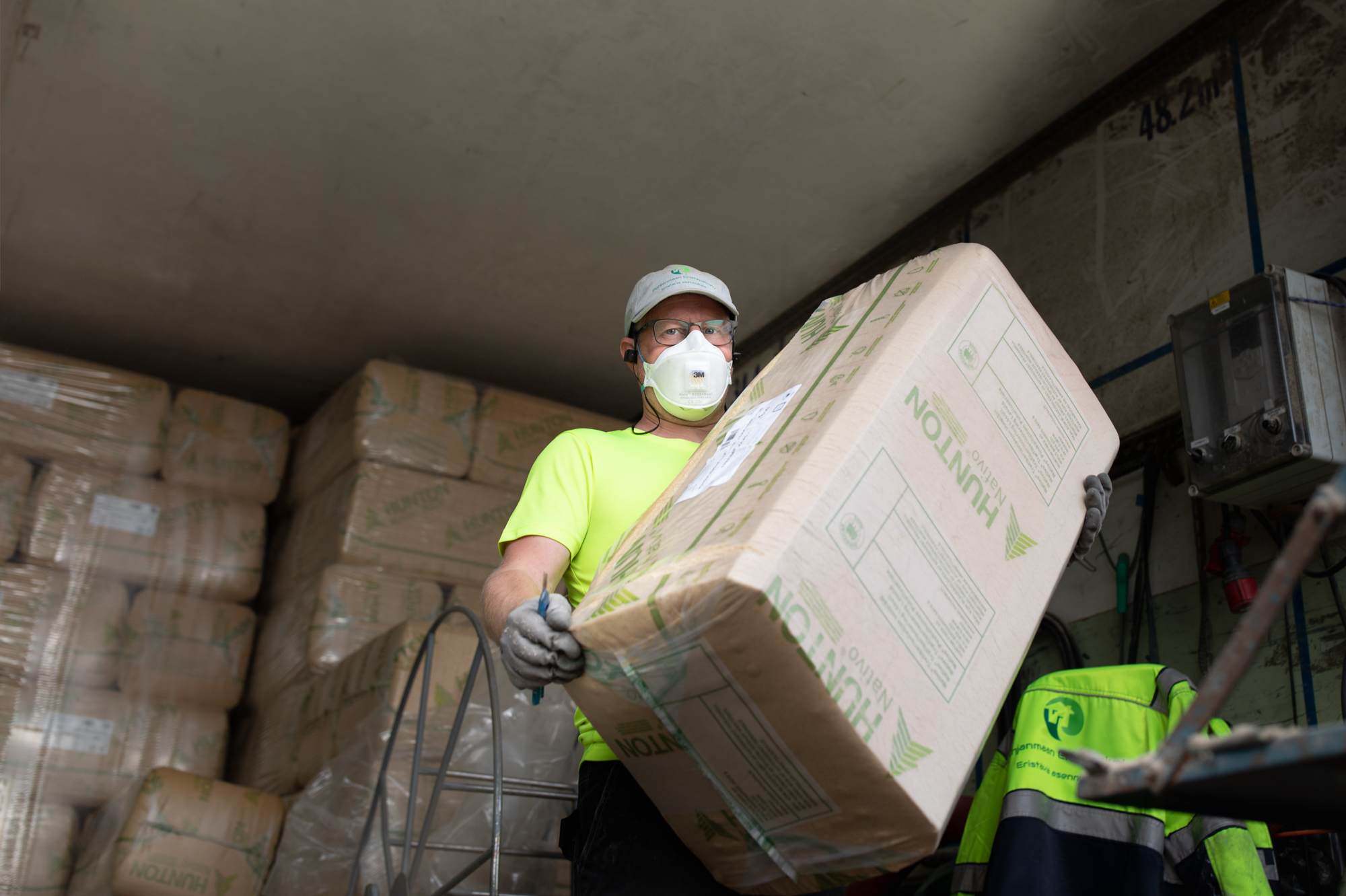 Mies kantaa Hunton Nativo Puukuitueristettä säkissä