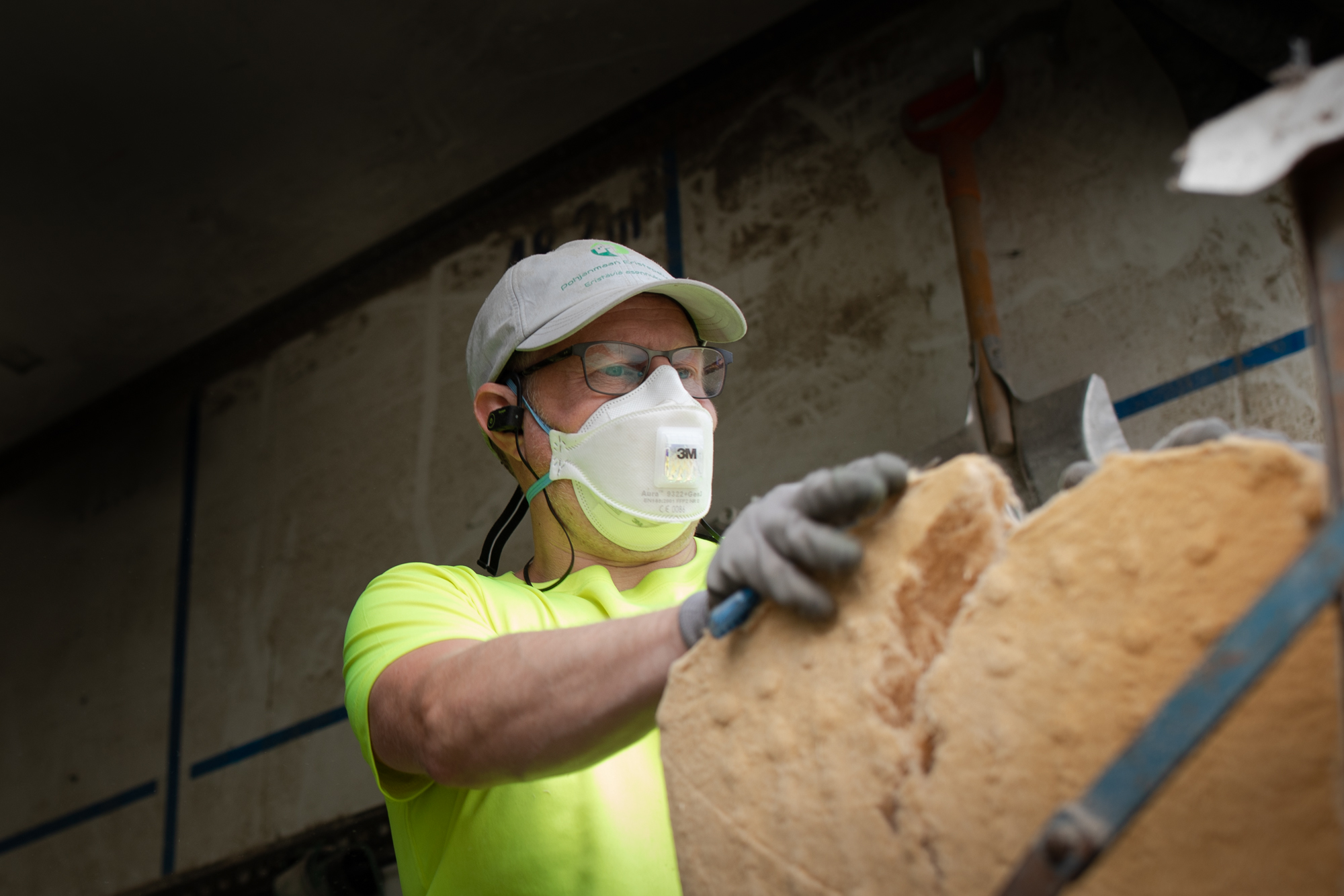 Puukuitueriste rikotaan säkistä puhalluslaitteeseen