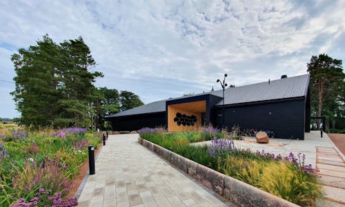 Puusta rakennettu Bomarsundin vierailukeskus – ihmisiä ja ympäristöä varten
