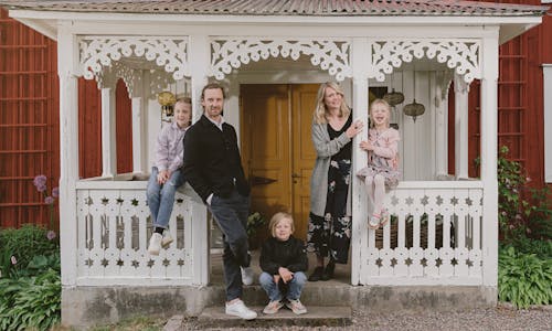 Sofia och Magnus Hellström välkomnar oss in i sitt 1700-tals hus beläget i Bråbo, Småland